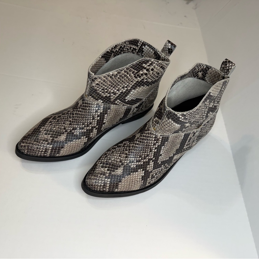 Kelsi Dagger Sz 8M Snakeskin Pattern Leather Ankle Booties